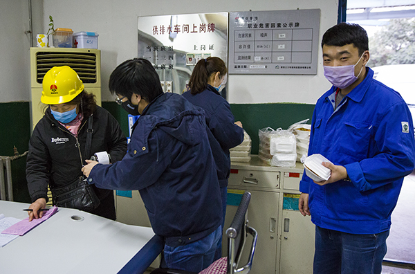 14  為了方便職工，現(xiàn)場進行刷卡.jpg