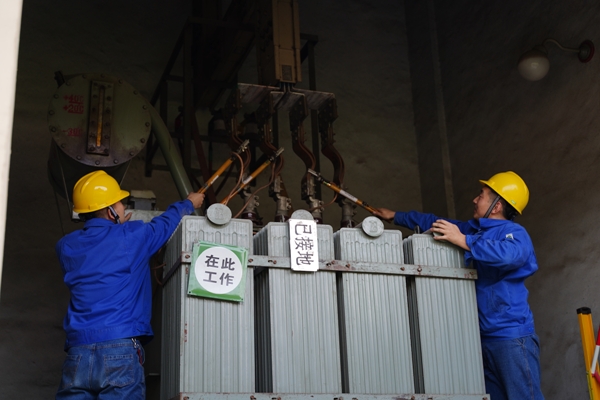 3、安措小組正在對變壓器做安全措施.JPG