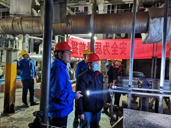 車間工藝、設(shè)備副主任到現(xiàn)場指導(dǎo)倒泵操作00（孟力攝.jpg
