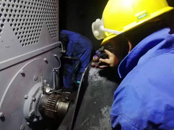 周六，磨煤機(jī)搶修立新功.jpg