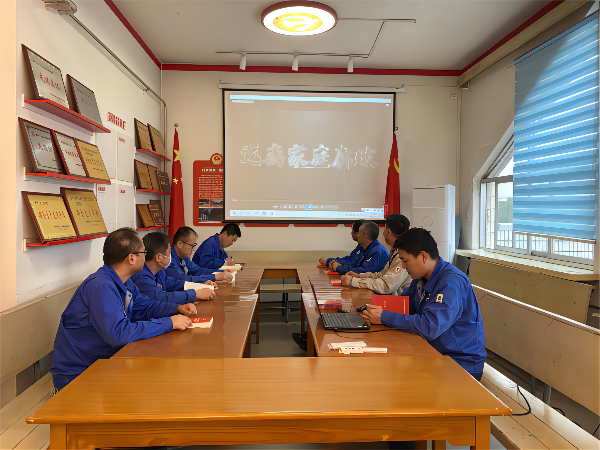 管理組、化工二班黨小組觀看學(xué)習(xí)遠(yuǎn)離家庭腐敗警示教育片(1).png