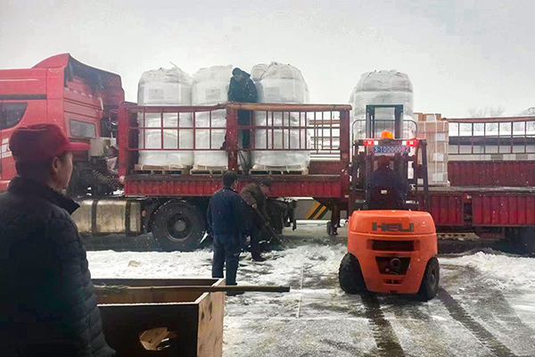 2月12日，物資采供部彬州分部在大雪中卸車，保障物資供應(副圖）.jpg