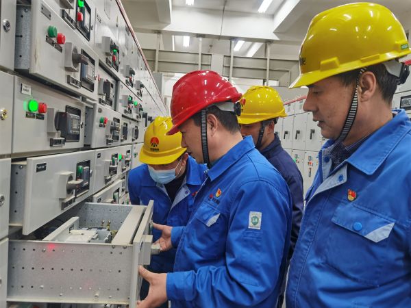 3月16日，對標交流現(xiàn)場，大家圍在一起對配電室開關柜查找差距與優(yōu)勢.jpg