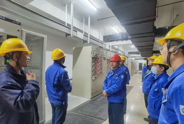 3月16日，對標交流現(xiàn)場，技術組長于康健為大家講述配電室的運維情況.jpg