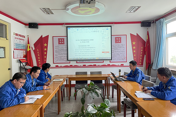 4月12日上午10點(diǎn)，動(dòng)力車間黨支部在黨員活動(dòng)室組織召開4月份黨風(fēng)廉政建設(shè)專題會(huì)議，學(xué)習(xí)貫徹公司紀(jì)檢委員例會(huì)精神，安排部署支部二季度黨風(fēng)廉政建設(shè)重點(diǎn)工作。.jpg
