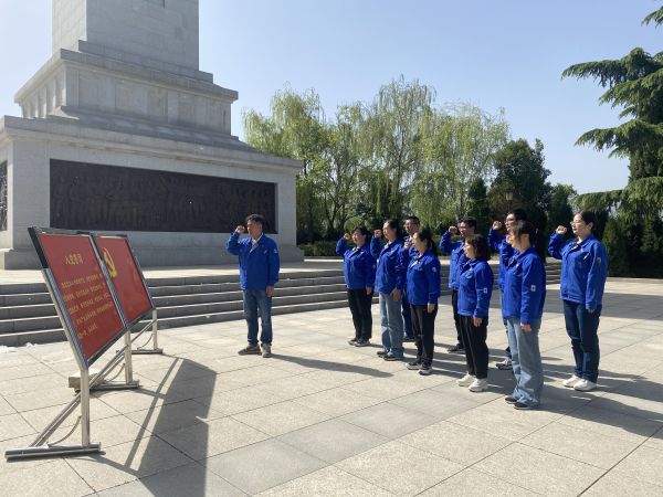 圖三：在革命烈士紀(jì)念碑前，全體黨員重溫入黨誓詞.jpg