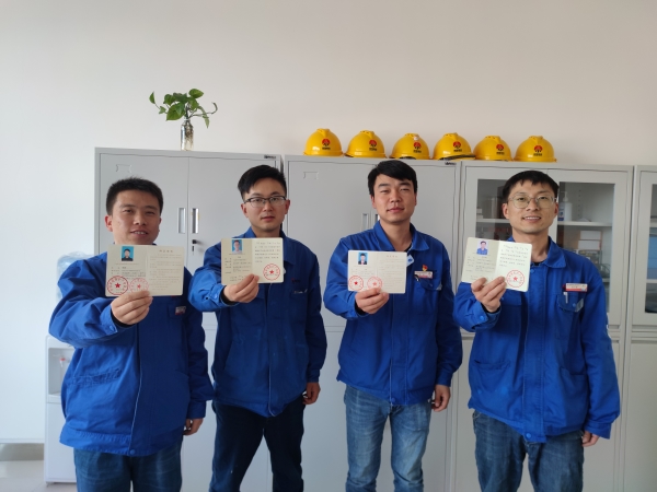 分析化驗室在線儀表班席輝，張超等人獲得環(huán)境保護設(shè)施技能證書.jpg
