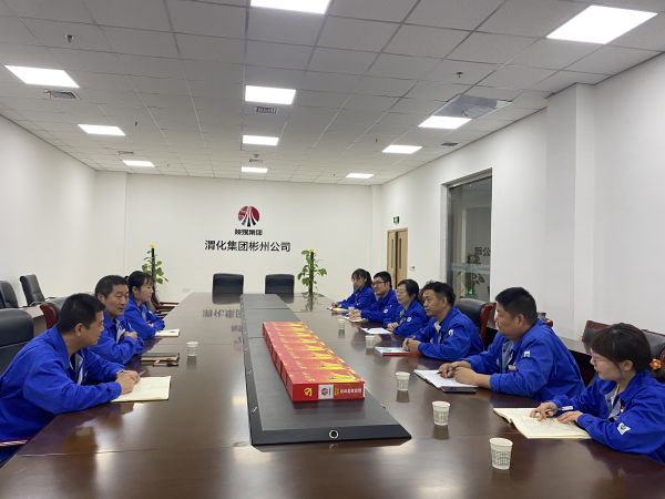 4月18日，制氣車間黨支部與質(zhì)量監(jiān)督檢驗部黨支部在彬州公司會議室，開展對標交流活動，支部書記就提升支部黨建標準化建設交流經(jīng)驗畫面。.jpg