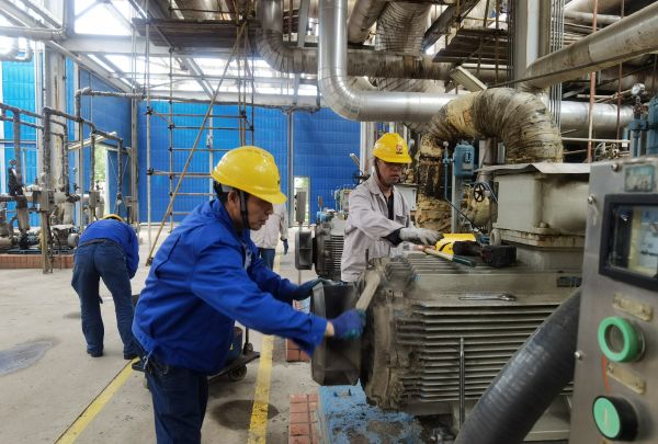 5月13日，電氣檢修人員在雙甲變換裝置進(jìn)行電機(jī)檢修.jpg