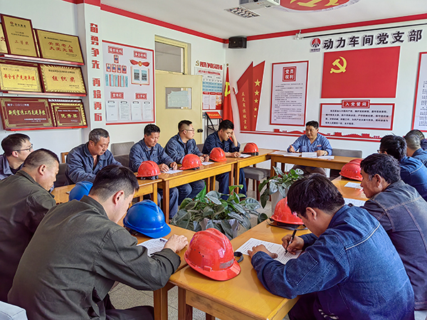 5月16日。動(dòng)力車間會議室，安全員焦路秦正在給外協(xié)檢修人員培訓(xùn).jpg
