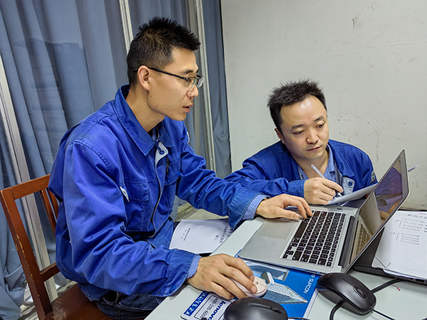 5月14日，動(dòng)力車間三期李博和劉海東在DCS調(diào)試期間修改錯(cuò)誤的報(bào)警信息.jpg