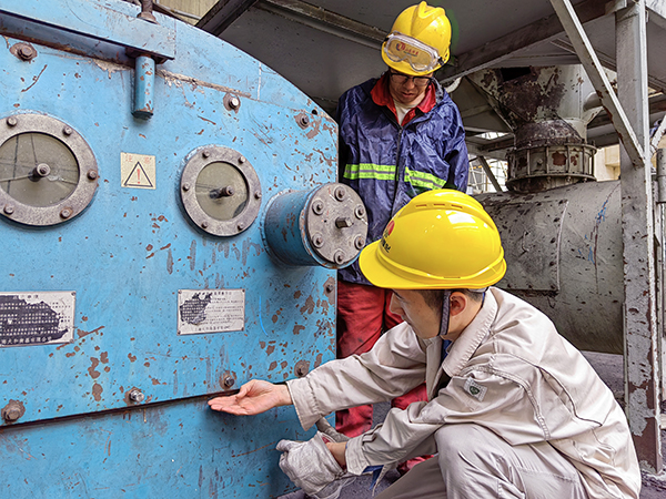 5月16日，動(dòng)力車間三期給煤機(jī)，屈豪正在檢查給煤機(jī)的復(fù)位情況.jpg