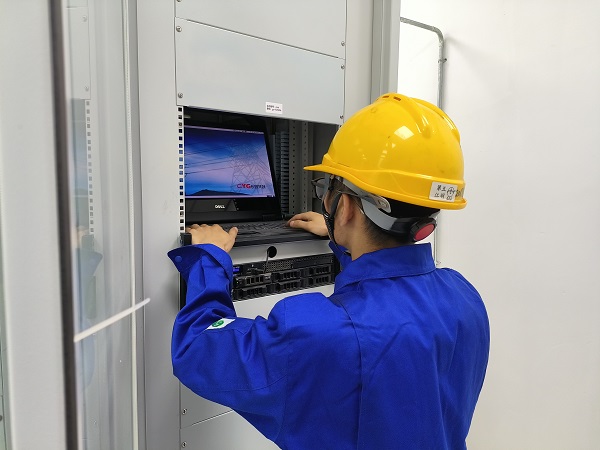 5月25日，計控電儀分部運行員工在檢查微機五防操作系統(tǒng)是否流暢。.jpg