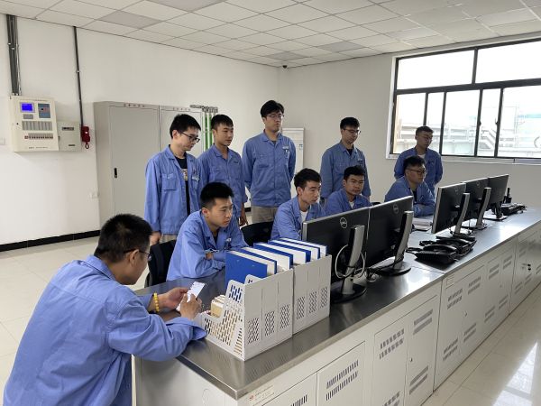 開展班前會(huì)議，強(qiáng)調(diào)降本增效需要從身邊的小事做起。.jpg