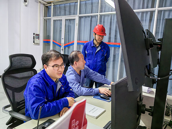 9日上午，動力車間主任姜軍虎和技術(shù)員陳健在三期中控室指導(dǎo)5號鍋爐停爐作業(yè).jpg