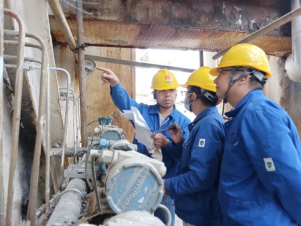 10月13日，一期空分現(xiàn)場，空分尿素工段人員在檢查更換儀表，核對儀表參數(shù).jpg