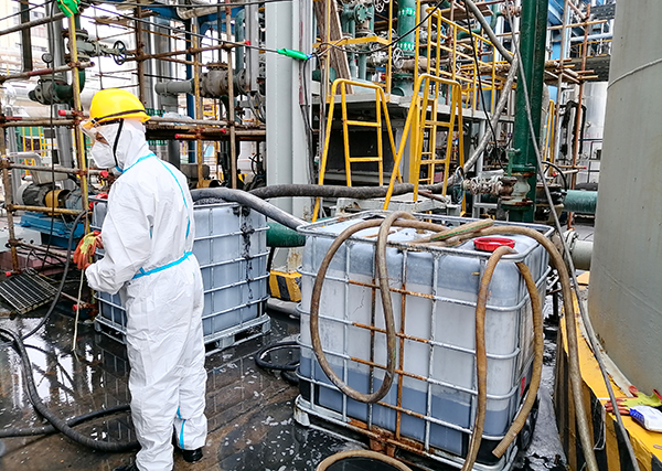 10月16日，現場人員正在對灰水管線進行化洗.jpg