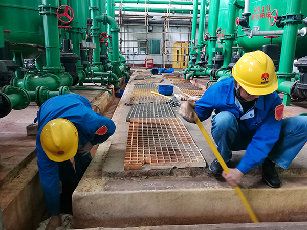 10月15日，脫鹽水站員工清理地溝積水以交出地溝防腐.jpg