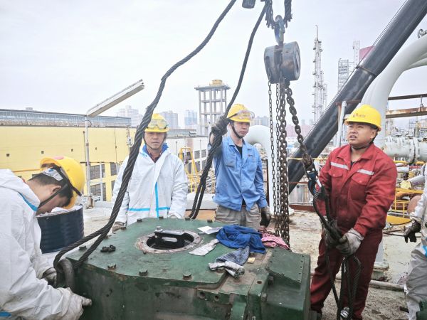 10月17日，檢修人員在煤漿槽上方吊裝減速機(jī).jpg