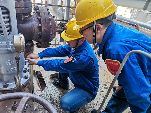 10月20日上午，徐濤和張跟潮在3號爐定排罐處檢查安全閥安裝質(zhì)量.jpg