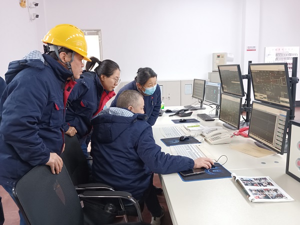 12月15日，計(jì)控電儀部主任工程師馬曉華，空分尿素工段段長郭凱等人在一期檢查處理空壓機(jī)導(dǎo)葉閥故障.jpg