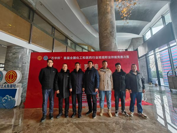 副總經(jīng)理趙強(qiáng)、工會副主席李景忠、合成車間主任王東亮與參賽隊(duì)員在決賽前夕合影留念2.jpg
