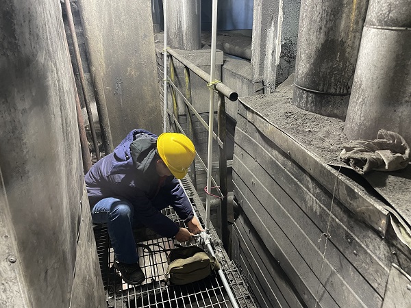 電氣檢修員工正在固定燈架與接線盒。.jpg