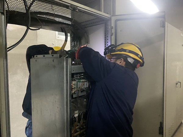 2月2日，檢修一班正在更換煤漿泵變頻器.jpg