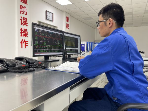 春節(jié)值班期間，運(yùn)行員工第五江明在認(rèn)真監(jiān)視變電所內(nèi)設(shè)備運(yùn)行數(shù)據(jù).jpg