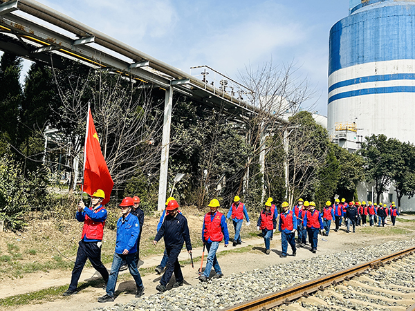 3月20日下午，物料車間黨支部開展了“清除雜草保安全 志愿服務(wù)顯擔(dān)當(dāng)”主題活動(dòng)，   600.jpg