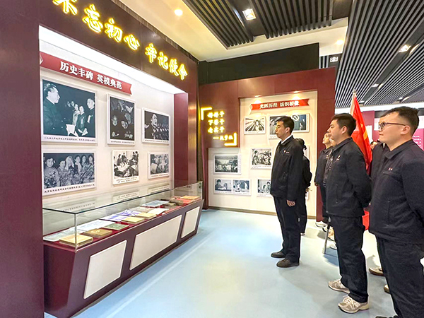 2024年4月9日乙二醇車間黨員職工們，駐足學(xué)習(xí)趙夢桃個人事跡.jpg