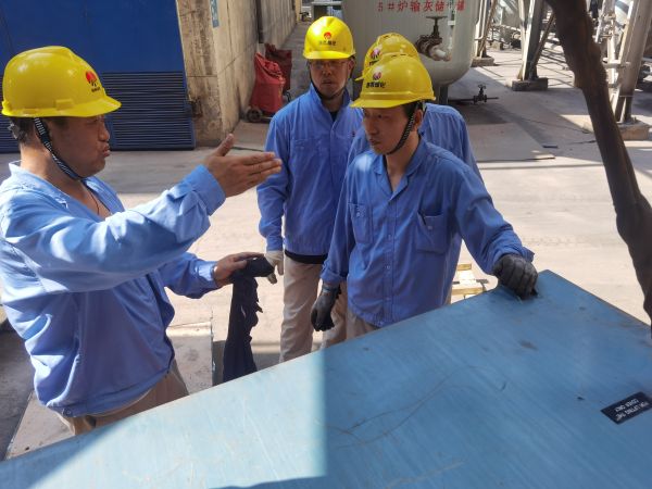 4月20日，王宏在現(xiàn)場給青工們講授高壓電機(jī)工作原理.jpg