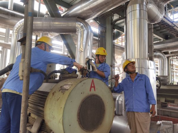 4月19日，魏駟超跟隨師傅對(duì)電機(jī)進(jìn)行巡檢.jpg