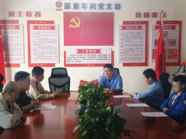 4月28日，車(chē)間工藝主任王慶振對(duì)班組考試試卷進(jìn)行點(diǎn)評(píng).jpg