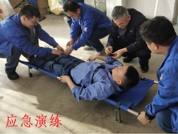 4月26日，尿素車(chē)間對(duì)擔(dān)架操作進(jìn)行培訓(xùn).jpg