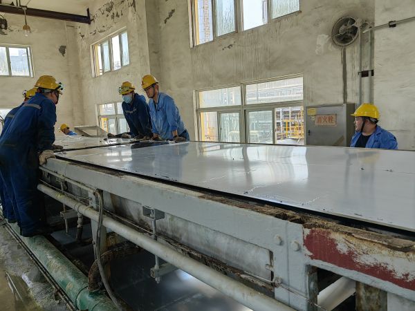 28日，合成車間、修造部人員共同搶修造粒機(jī).jpg