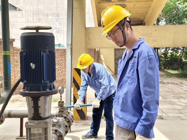 5月11日，尿素車間設(shè)備技術(shù)員馬強(qiáng)檢查冷卻水泵運行情況 (1).jpg