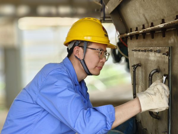 5月11日，尿素車間設(shè)備技術(shù)員馬強(qiáng)檢查設(shè)備螺栓是否松動.jpg