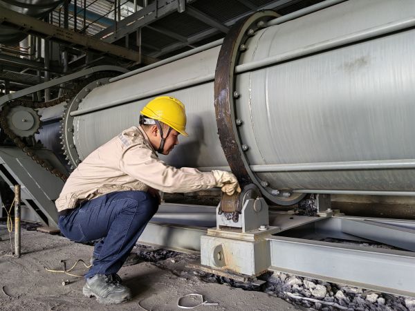 2024年5月20日，動(dòng)力車間4號鍋爐冷渣器更換后運(yùn)行人員正在對冷渣器做潤滑.jpg
