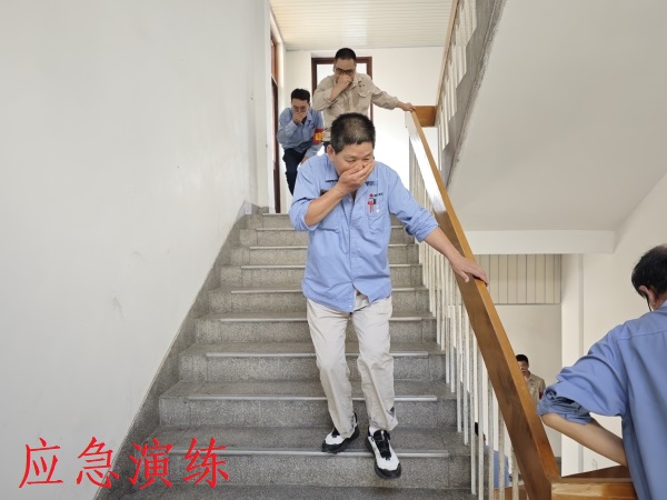 6月13日上午，各樓層人員在疏散引導(dǎo)組成員的帶領(lǐng)下進(jìn)行有序逃生.jpg