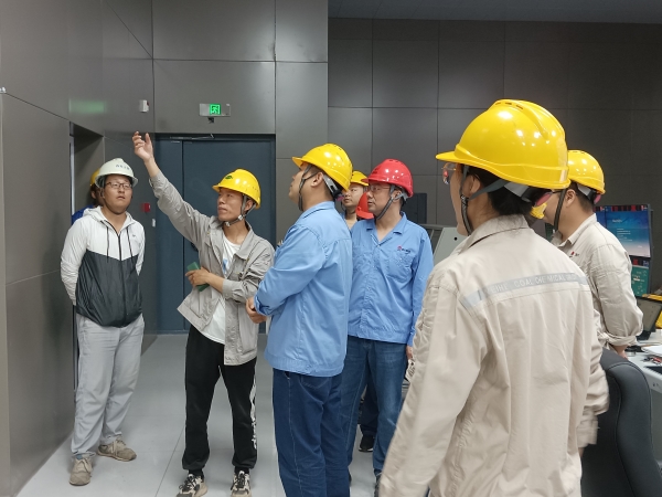 7月17日，計控電儀部副部長劉勇組織電氣儀表相關人員在醋酸甲酯中試項目現(xiàn)場進行素質提升工作實踐交流（3）.jpg