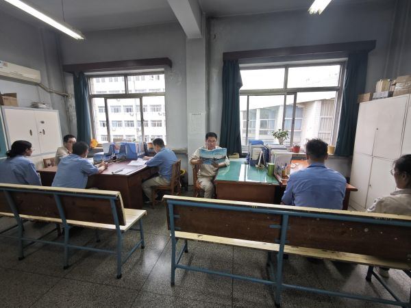 計控電儀部號召各個班組利用班會時間反復學習“懂會能”手冊，深刻領會“五懂五會五能”素質提升工作的重要性.jpg