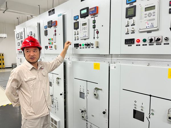 王文波查看配電室溫濕度，確保消防安全.jpg