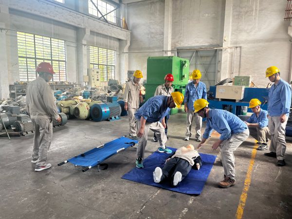 近日，為了提升員工的安全應(yīng)急處置能力和實(shí)踐技能，計(jì)控電儀部組織檢修一班進(jìn)行觸電應(yīng)急演練.jpg