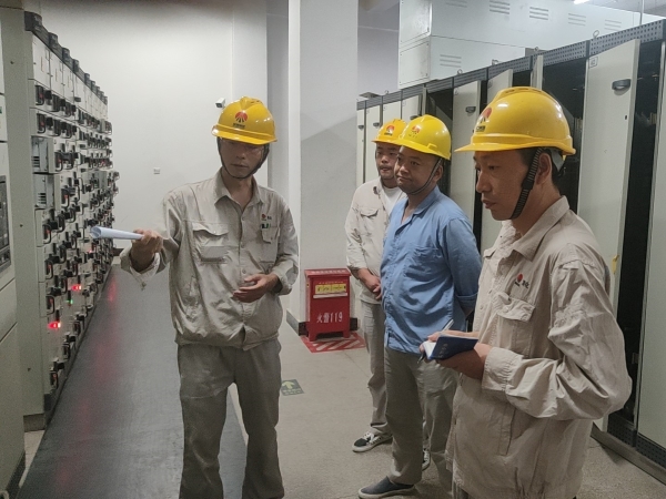 9月12日，計控電儀部技術(shù)人員正在講述設(shè)備原理和操作步驟.jpg