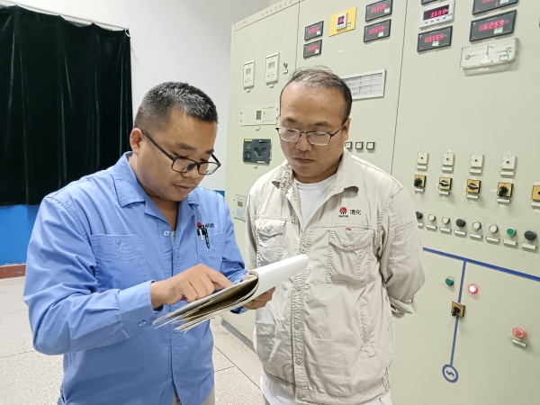 9月，運行人員正在崗位上對發(fā)電機并網(wǎng)工作票進行審核.jpg