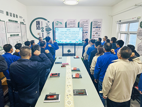 10月21日下午，物料車間黨支部開展了以“敲響廉潔警鐘、繃緊安全之弦、筑牢廉潔安全‘雙防線’”為主題的警示教育活動，--圖為職工進(jìn)行安全承諾宣誓.jpg