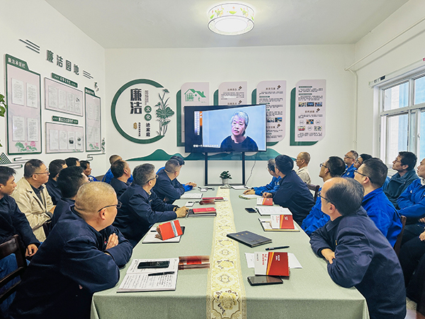 10月21日下午，物料車間黨支部開展了以“敲響廉潔警鐘、繃緊安全之弦、筑牢廉潔安全‘雙防線’”為主題的警示教育活動，--圖為觀看廉潔警示教育專題片.jpg