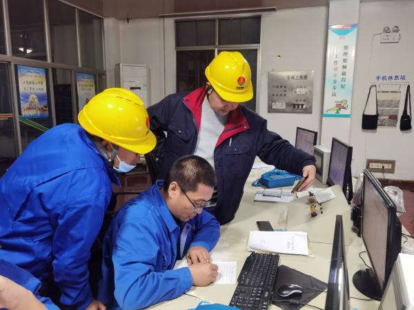 10月23日，電氣人員正在中控室處理PLC故障.jpg