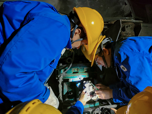 10月30日晚22時，工藝配合電氣人員拆卸故障電機。.jpg